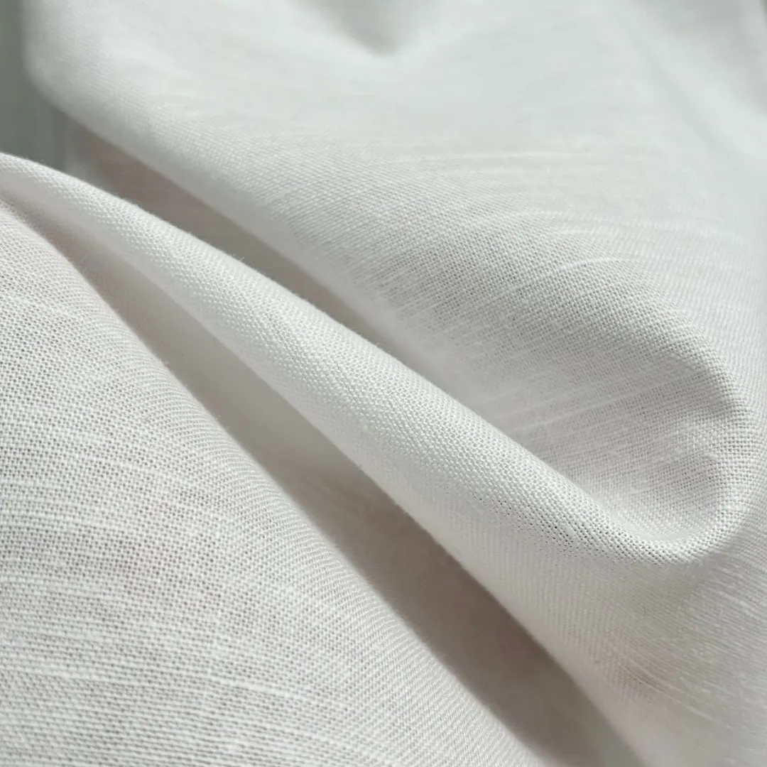 P210 Ralph Lauren/Ralph Lauren early autumn linen embroidered shirt is made of customized natural plant fiber linen fabric with unique bamboo texture and has a simple and simple beauty. It has a loose fit and a three-dimensional upper body. The lines are smooth and natural. From the shoulder line to the waist line and then to the hem, the line transition is smooth. There are no unnecessary folds or accumulations. The whole body is neat and stretched. The chest is embellished with the iconic pony embroidery. It is simple but highly recognizable. The embroidery thread has a natural color transition and the stitches are even and uniform in size. The stitches can also connect naturally and the lines are smooth and not stiff. Size: S M L XL
